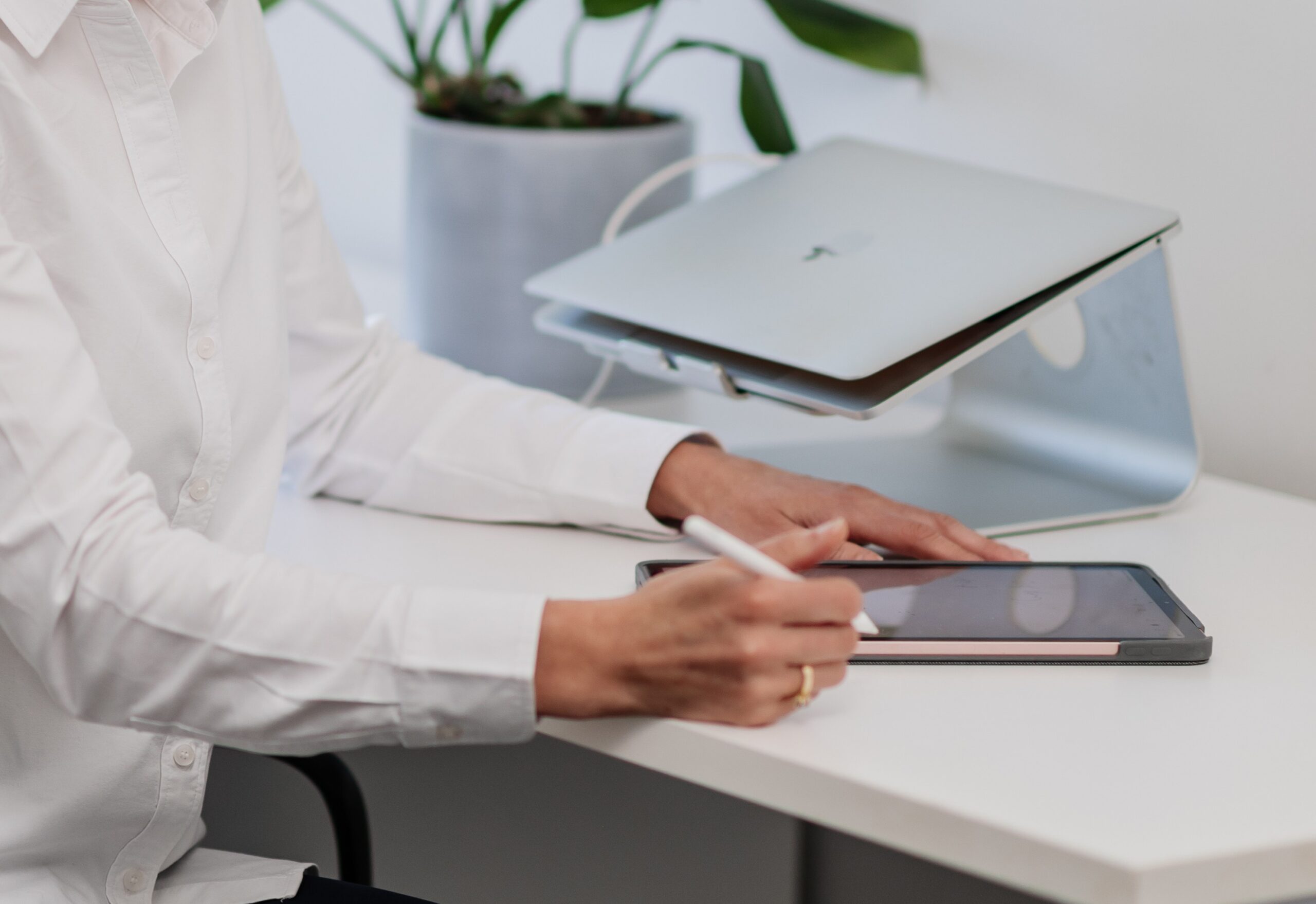 Dr Sarah Davenport uses an AI scribe in session